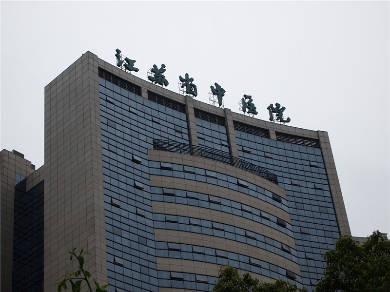 標(biāo)識牌設(shè)計公司：醫(yī)院標(biāo)識牌規(guī)劃設(shè)計需要注意哪些要點-千帆標(biāo)識，行業(yè)經(jīng)驗18年，為400+企業(yè)或市政單位提供標(biāo)識系統(tǒng)解決方案。